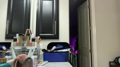 Snapshot of leanneluxecouple chatting on 10-22-25, 10:26 leanneluxecouple online show from 10-22-25, 10:26