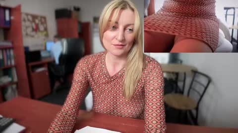 Snapshot of legsl0ng chatting on 12-28-24, 11:30 LegsLONG online show from 12-28-24, 11:30