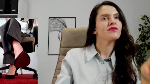 Snapshot of legswattitude chatting on 12-12-24, 11:07 Elle online show from 12-12-24, 11:07