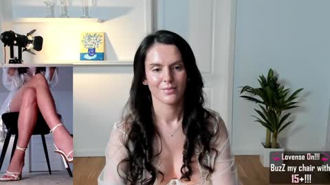 Snapshot of legswattitude chatting on 12-21-24, 02:04 Elle online show from 12-21-24, 02:04