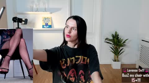 Snapshot of legswattitude chatting on 01-04-25, 12:27 Elle online show from 01-04-25, 12:27