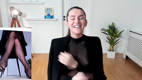 Snapshot of legswattitude chatting on 01-11-25, 01:01 Elle online show from 01-11-25, 01:01