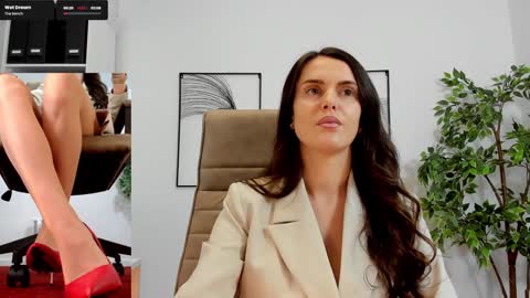 Snapshot of legswattitude chatting on 01-17-25, 11:06 Elle online show from 01-17-25, 11:06