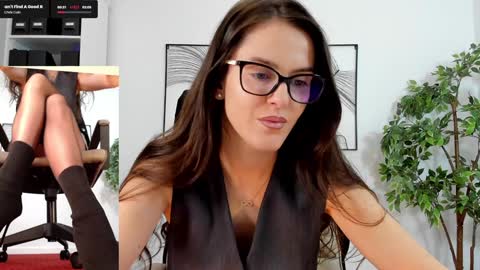 Snapshot of legswattitude chatting on 01-28-25, 10:45 Elle online show from 01-28-25, 10:45