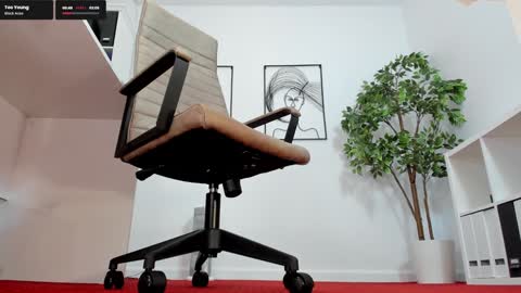 Snapshot of legswattitude chatting on 02-05-25, 02:16 Elle online show from 02-05-25, 02:16