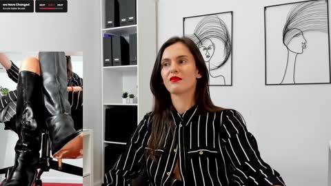 Snapshot of legswattitude chatting on 03-10-25, 11:21 Elle online show from 03-10-25, 11:21