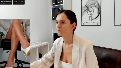 Snapshot of legswattitude chatting on 03-11-25, 08:52 Elle online show from 03-11-25, 08:52