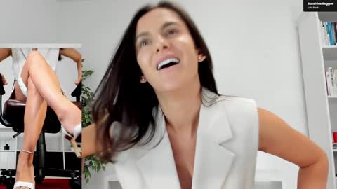 Snapshot of legswattitude chatting on 09-10-25, 06:02 Elle online show from 09-10-25, 06:02