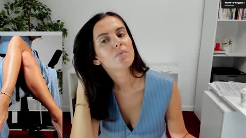 Snapshot of legswattitude chatting on 09-11-25, 06:02 Elle online show from 09-11-25, 06:02