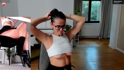 Snapshot of legswattitude chatting on 09-19-25, 01:56 Elle online show from 09-19-25, 01:56