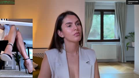 Snapshot of legswattitude chatting on 10-06-25, 08:01 Elle online show from 10-06-25, 08:01