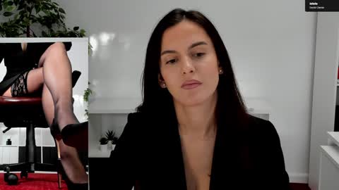 Snapshot of legswattitude chatting on 10-21-25, 06:03 Elle online show from 10-21-25, 06:03