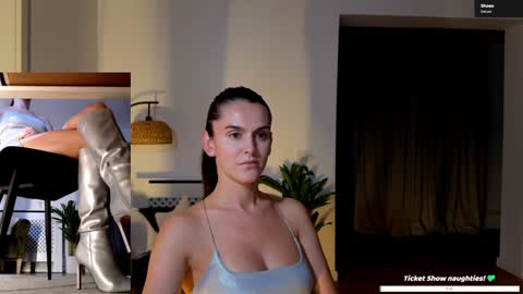 Snapshot of legswattitude chatting on 10-25-25, 03:40 Elle online show from 10-25-25, 03:40