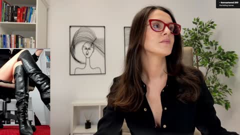 Elle  online show from 12-20-25, 09:16