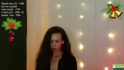 Snapshot of leia_bell chatting on 12-14-24, 04:20 hey Im Leia and I love rock  online show from 12-14-24, 04:20