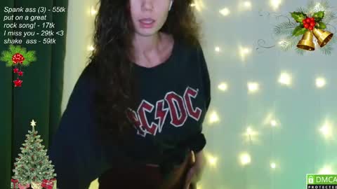 Snapshot of leia_bell chatting on 12-29-24, 05:33 hey Im Leia and I love rock  online show from 12-29-24, 05:33