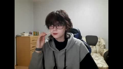 Snapshot of leigharedcross chatting on 06-19-26, 09:18 Viola online show from 06-19-26, 09:18