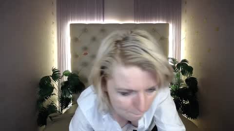 Snapshot of lena_paulles chatting on 12-27-24, 01:50 Lena online show from 12-27-24, 01:50