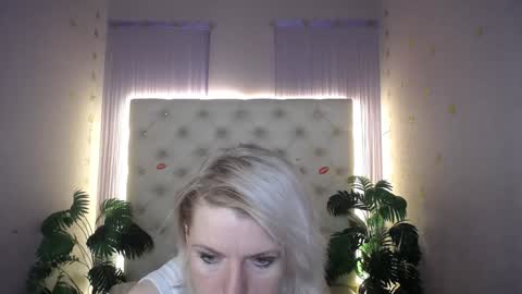 Snapshot of lena_paulles chatting on 01-09-25, 09:27 Lena online show from 01-09-25, 09:27