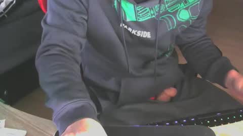 Snapshot of leon_97 chatting on 10-15-25, 08:25 Lele 97 online show from 10-15-25, 08:25