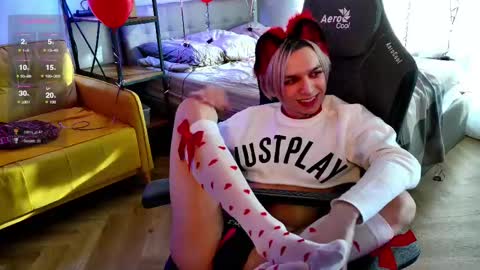 Snapshot of leon_yuugen chatting on 02-12-25, 11:18 Leon online show from 02-12-25, 11:18