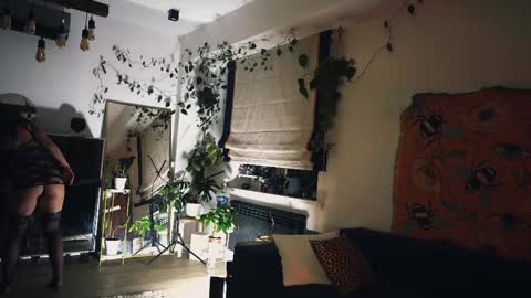 Snapshot of leonamell chatting on 09-10-25, 10:43 Leo online show from 09-10-25, 10:43