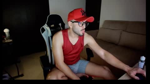 Snapshot of leonandresough chatting on 10-15-25, 04:56 leonandresough online show from 10-15-25, 04:56