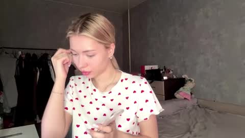 Snapshot of leonegoodnough chatting on 04-14-26, 06:30 Eva online show from 04-14-26, 06:30