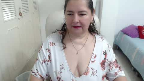 leonela   online show from 04-13-26, 01:00