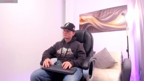 Leo  online show from 11-25-25, 04:01