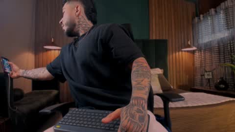 Snapshot of leosalvatore_ chatting on 01-26-25, 01:04 Leo Salvatore online show from 01-26-25, 01:04