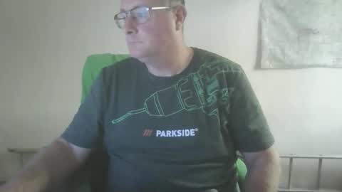 Snapshot of lerase40 chatting on 11-12-25, 02:39 homquisgode online show from 11-12-25, 02:39