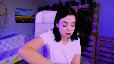 LeslieRowe online show from 10-26-25, 04:35