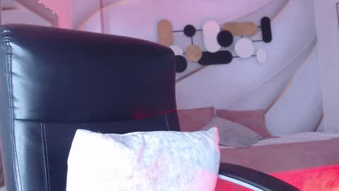 Less  online show from 12-12-24, 06:21