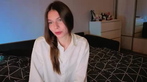 Snapshot of let_me_seee chatting on 05-19-26, 04:35 Fiona online show from 05-19-26, 04:35