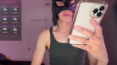 Snapshot of lexxxcazzo chatting on 09-15-25, 06:35 Dromaeosaurex online show from 09-15-25, 06:35