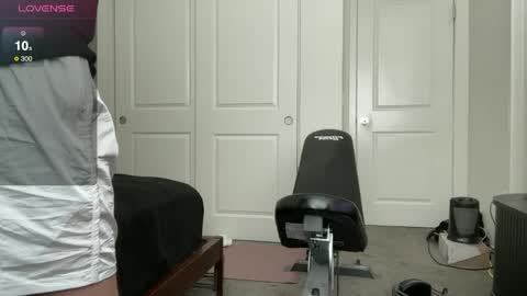 Snapshot of lexxxcazzo chatting on 10-04-25, 10:41 Dromaeosaurex online show from 10-04-25, 10:41