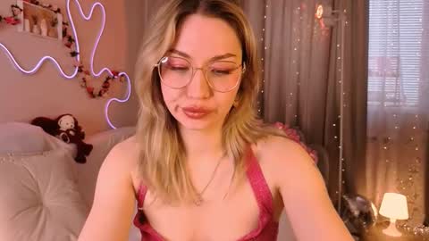 Snapshot of leyalayla chatting on 03-19-26, 03:43 Lily online show from 03-19-26, 03:43