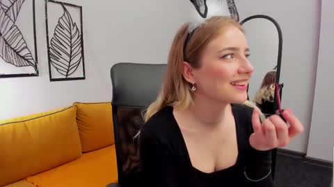 Snapshot of lia_candy_ chatting on 04-21-26, 02:15 Lia online show from 04-21-26, 02:15