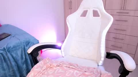 Snapshot of lia_queen610 chatting on 12-15-24, 03:13 Little Queen Lia  online show from 12-15-24, 03:13
