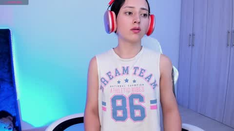 Snapshot of lia_queen610 chatting on 02-05-25, 12:53 Little Queen Lia  online show from 02-05-25, 12:53