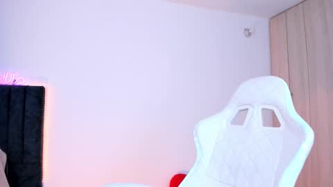 Snapshot of lia_queen610 chatting on 02-20-25, 08:25 Little Queen Lia  online show from 02-20-25, 08:25