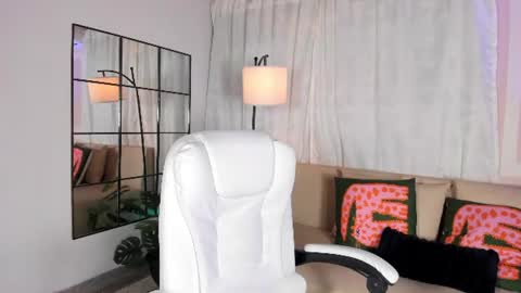 Lia online show from 06-17-26, 12:18
