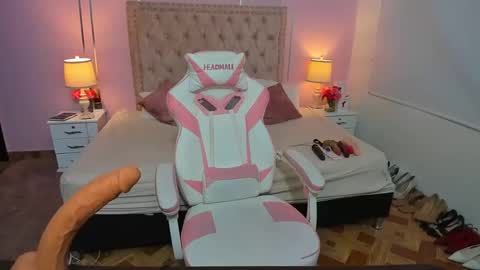 Snapshot of liahjhons chatting on 01-18-25, 07:37 Liah online show from 01-18-25, 07:37