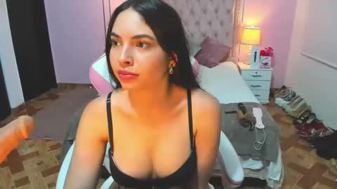 Snapshot of liahjhons chatting on 03-11-25, 05:27 Liah online show from 03-11-25, 05:27