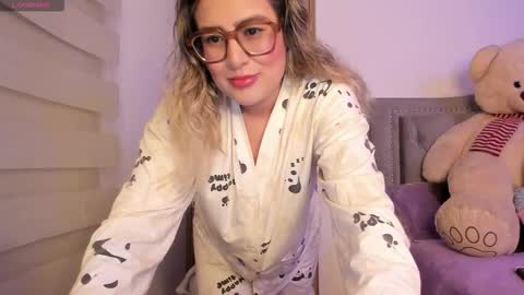 Lia  online show from 12-17-25, 01:00