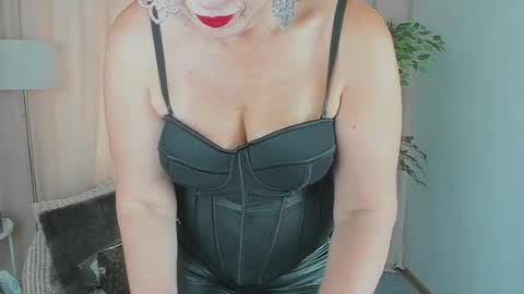 Snapshot of liana_bloom chatting on 06-14-26, 07:32 Liana online show from 06-14-26, 07:32