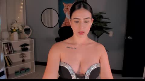 Snapshot of liapearce chatting on 11-21-25, 01:10 Lia online show from 11-21-25, 01:10