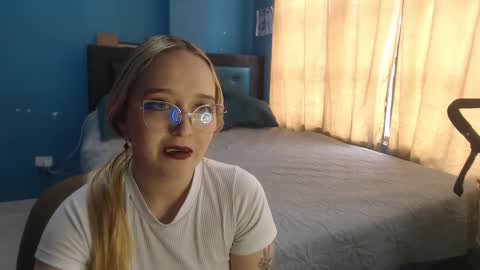 Lia Roberts online show from 10-23-25, 12:26