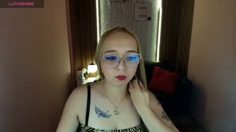 Snapshot of liaroberts1 chatting on 06-17-26, 01:56 Lia Roberts online show from 06-17-26, 01:56